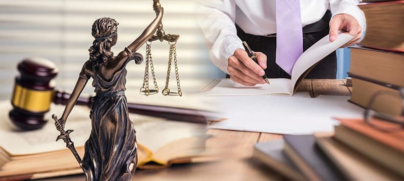 Адвокат оказывает юридические услуги