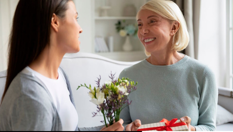 Что подарить женщине