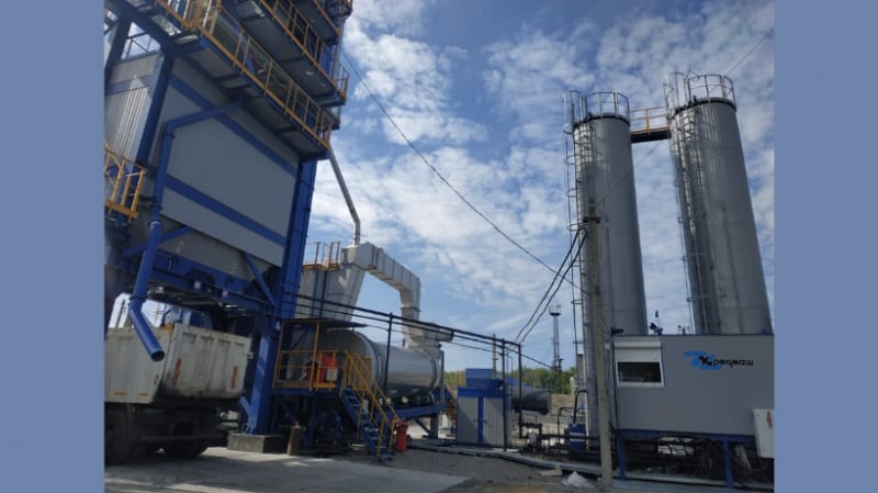 PreviousNext Вертикальная цистерна для битума с объемом 48 метров3 в автогабарите со змеевиком и окажушкой из профнастила