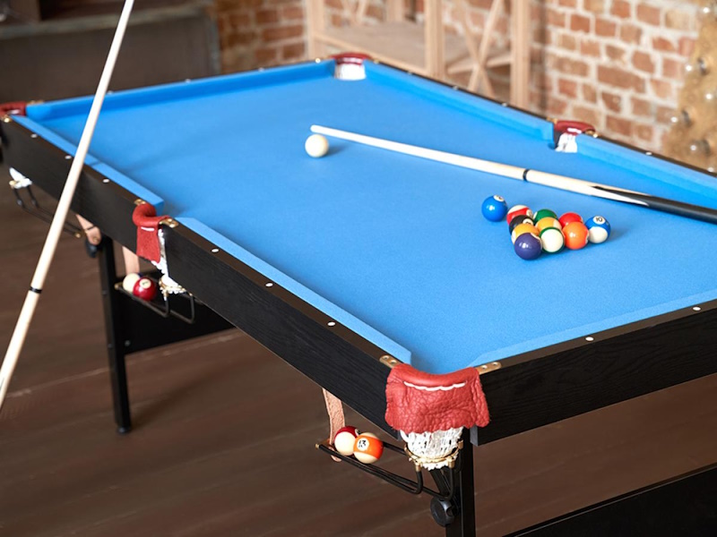 Більярдний стіл